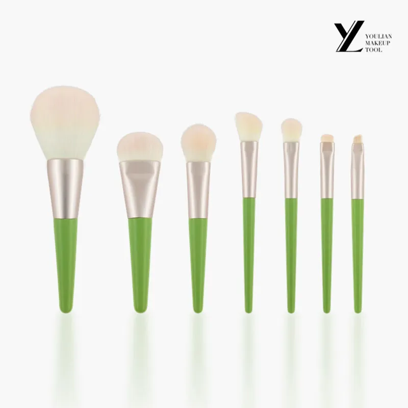 Hvad er forskellene mellem makeupbørster lavet af forskellige materialer?