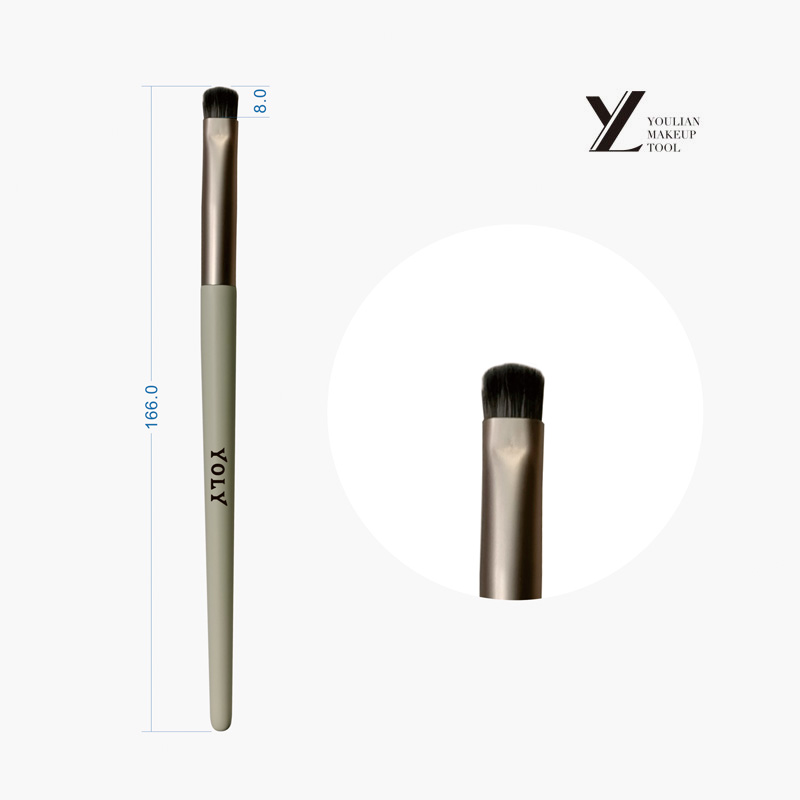 Hvordan skal jeg rense min eyeliner børste efter brug?